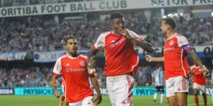 Inter vence Gre-Nal fora do RS e mantém Grêmio no Z4 do Brasileirão