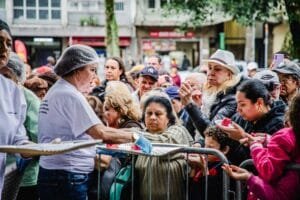Caxias do Sul celebra 134 anos de emancipação com bolo gigante na Praça Dante Alighieri