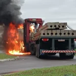 Carreta pega fogo na ERS-389, a Estrada do Mar, em Capão Novo