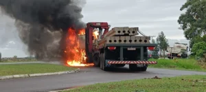 Carreta pega fogo na ERS-389, a Estrada do Mar, em Capão Novo