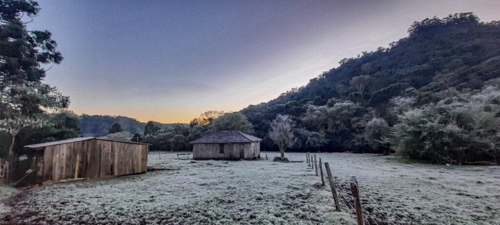 Mais de 90 cidades do RS registram temperatura abaixo de zero, aponta MetSul 1 GRUctOwWMAA8SIM
