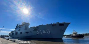 Navio com doações aos atingidos pela enchente atraca em Rio Grande