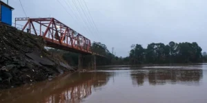 Trânsito na ponte de ferro entre Lajeado e Arroio do Meio é bloqueado por conta da enchente