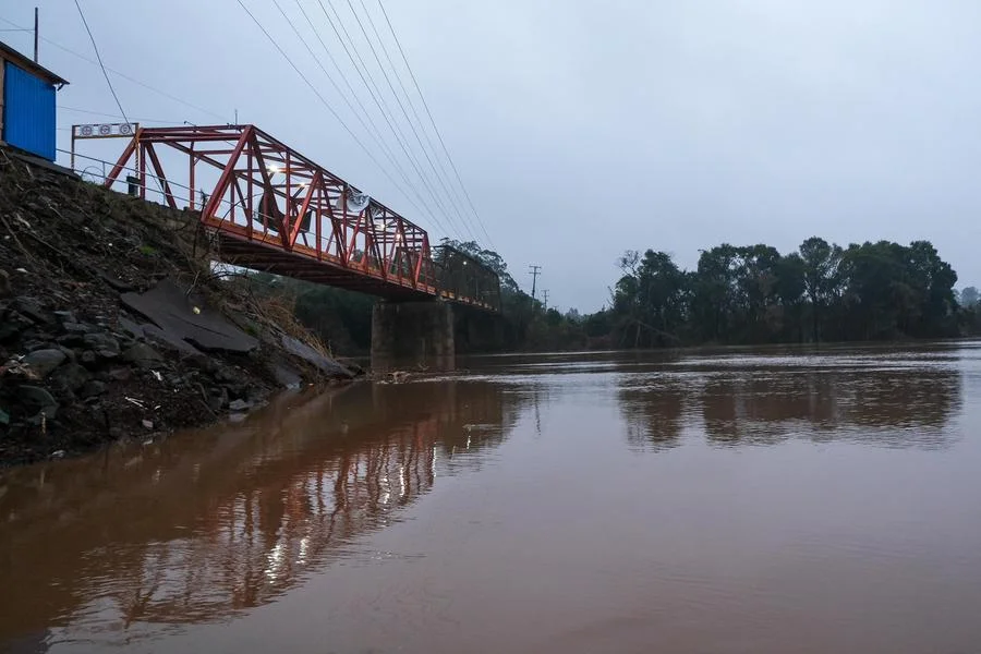 Trânsito na ponte de ferro entre Lajeado e Arroio do Meio é bloqueado por conta da enchente 4 Ponte de ferro provisoria instalada entre Lajeado e Arroio do Meio