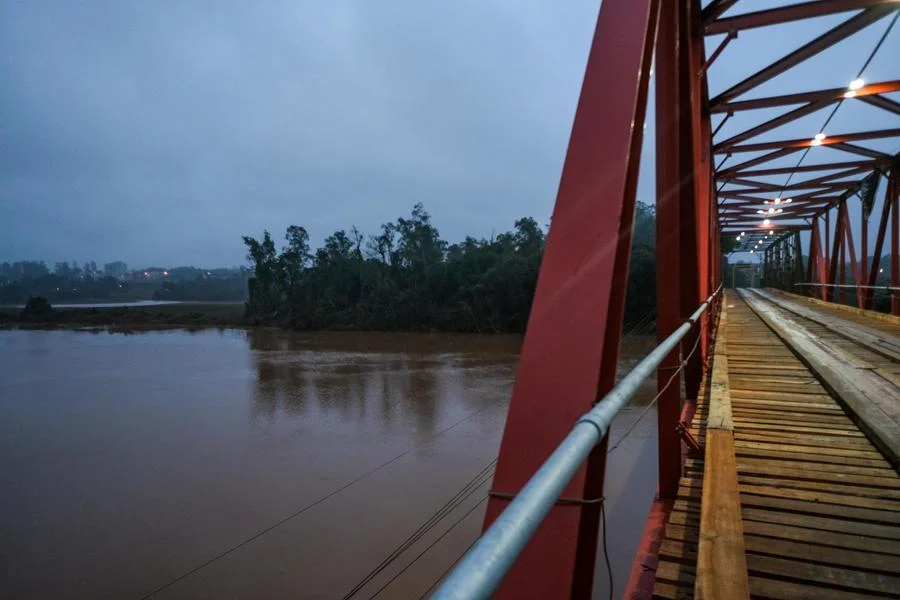 Trânsito na ponte de ferro entre Lajeado e Arroio do Meio é bloqueado por conta da enchente 1 Ponte de ferro provisoria instalada entre Lajeado e Arroio do Meio 02