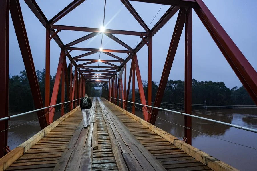 Trânsito na ponte de ferro entre Lajeado e Arroio do Meio é bloqueado por conta da enchente 3 Ponte de ferro provisoria instalada entre Lajeado e Arroio do Meio 04