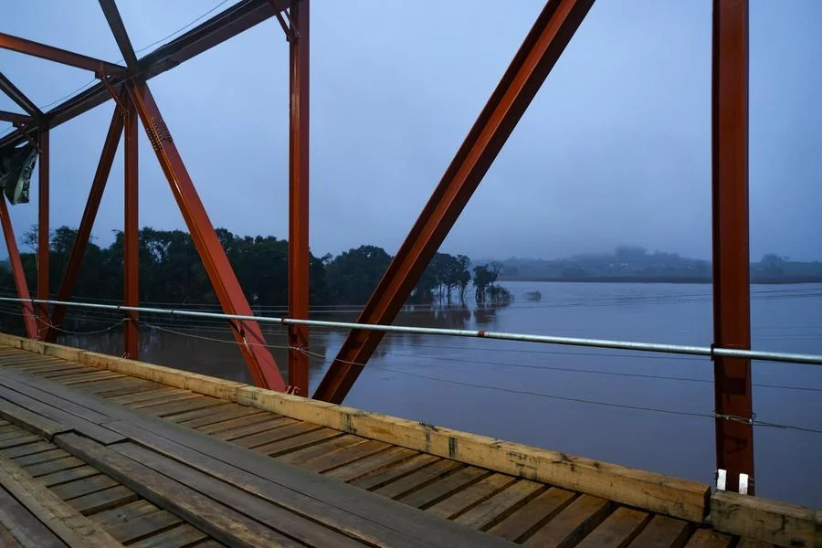 Trânsito na ponte de ferro entre Lajeado e Arroio do Meio é bloqueado por conta da enchente 2 Ponte de ferro provisoria instalada entre Lajeado e Arroio do Meio 05