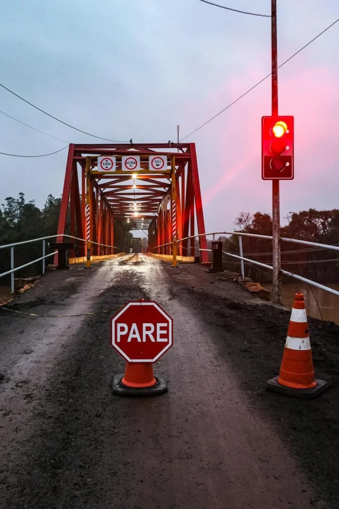 Trânsito na ponte de ferro entre Lajeado e Arroio do Meio é bloqueado por conta da enchente 6 Ponte de ferro provisoria instalada entre Lajeado e Arroio do Meio 06