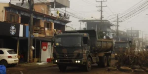 Exército faz operação para reduzir montanhas de lixo no bairro Humaitá e Vila Farrapos, em Porto Alegre