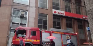 Explosão em subestação interna causa incêndio em prédio no Centro de Porto Alegre