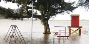 Praia do Belém Novo fica submersa após nova cheia do Guaíba Praça José Comunal foi tomada por mais de 1,5 m