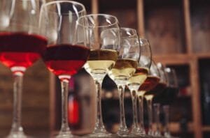 Por que há tantas cores de vinhos? Tintos, rosés, cor de âmbar, alaranjados.