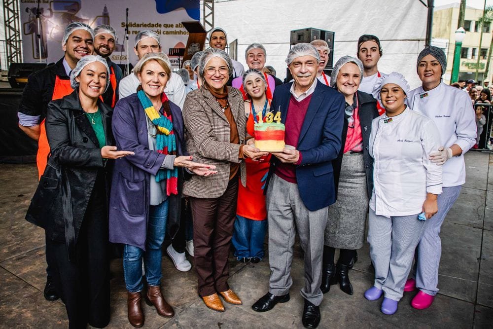 Caxias do Sul celebra 134 anos de emancipação com bolo gigante na Praça Dante Alighieri 10 f70eee1c b772 4a12 9882 1c95021fd642 1000 1