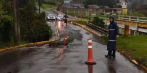 Canela tem ponte parcialmente interditada e emite alerta para risco de alagamentos