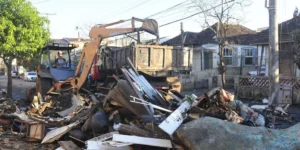 Limpeza do Sarandi avança, mas moradores do bairro temem volta da chuva a Porto Alegre