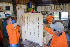 Apenados de 18 unidades prisionais produzem móveis e itens para vítimas das enchentes no RS