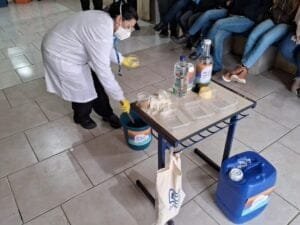 Programa socioambiental da Corsan ensina estudantes a transformar óleo de cozinha usado em sabão em Osório