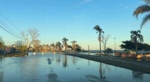 Lagoa dos Patos transborda e alaga ruas em Rio Grande