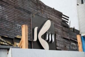 Onze anos e seis meses após tragédia, prédio da boate Kiss começa a ser demolido em Santa Maria