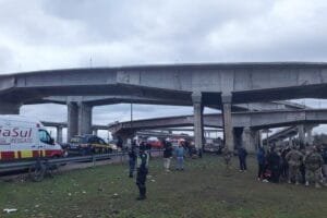Manifestação causa bloqueio da freeway, em Porto Alegre
