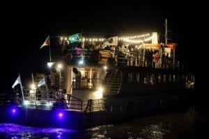 Cisne Branco faz festa noturna para marcar retomada dos passeios turísticos no Guaíba
