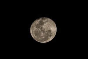 FOTOS: Veja imagens da Lua cheia nesta segunda-feira