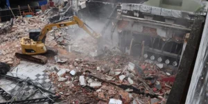 Fachada de antigo prédio da Boate Kiss é demolida para construção de memorial às vítimas