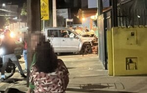 Motorista de caminhonete perde controle e atinge família em restaurante de Ibiporã, Paraná