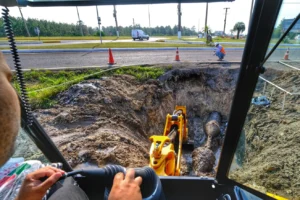 Corsan inicia travessia de rede de esgoto do Litoral por baixo da Estrada do Mar, com método não destrutivo
