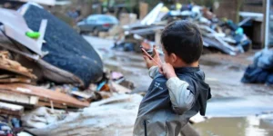 Sonhos sujos de lama: crianças brincam em meio a resíduos da enchente em Eldorado do Sul