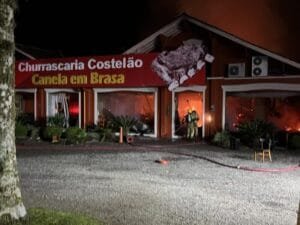 Incêndio destrói churrascaria Canela em Brasa,  localizada no Caracol, em Canela.