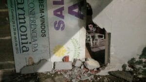 Caminhonete se choca contra prédio da APAE em Canela e condutor foge do local