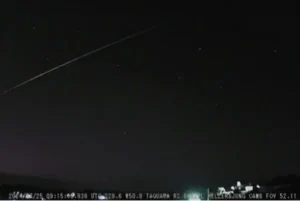 Meteoro é flagrado cruzando o céu sobre o Litoral do RS