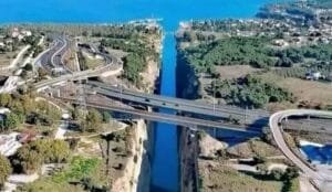 O Canal de Corinto, que se assemelha a uma enorme fenda na Grécia com uma faca gigante