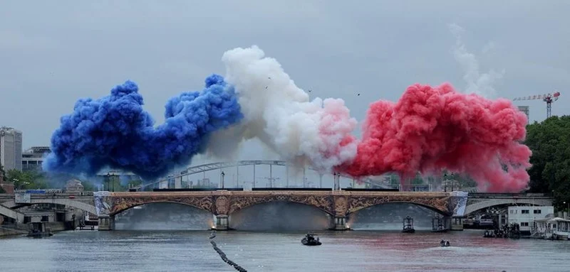 Cerimônia de Abertura dos Jogos de Paris-2024 inova e emociona com foco na cultura francesa e protagonismo da cidade 1 OLY PARIS 2024 OPENING 2