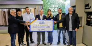 Fecomércio-RS inicia a entrega de cartões alimentação para trabalhadores em municípios atingidos pelas cheias