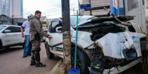 Carro colide contra prédio no Centro de Porto Alegre
