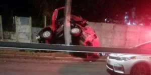 Homem morre ao colidir carro contra poste em Porto Alegre