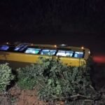 Micro-ônibus escolar cai em rio e deixa crianças feridas em Santa Catarina