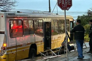 Ônibus cai em buraco na zona Norte de Porto Alegre