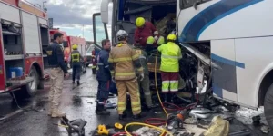 Doze pessoas ficam feridas em colisão entre dois ônibus e uma caminhonete em Porto Alegre