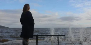 Ondas fazem o Guaíba parecer mar no Calçadão de Ipanema em Porto Alegre
