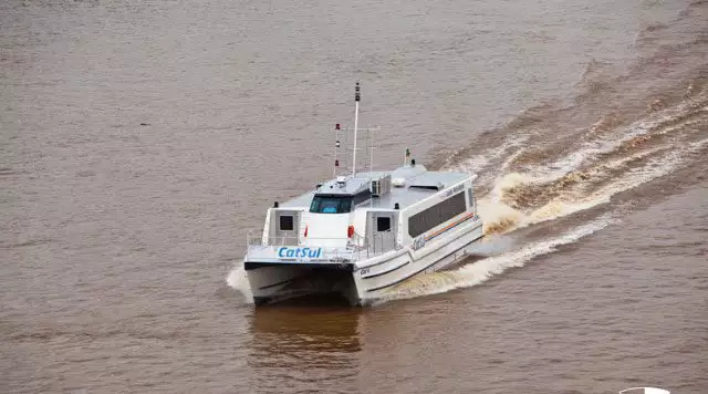 Catamarã retoma operação com tarifa de 10 reais