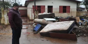 Moradores de Eldorado do Sul aguardam retirada de resíduos acumulados nas ruas