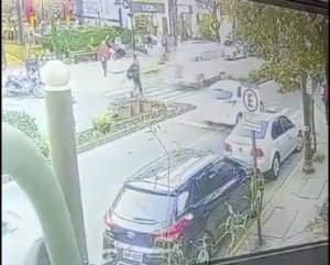 Veja as imagens: Uma mulher é atropelada no centro de Gramado