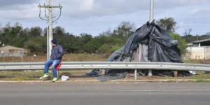 Famílias à margem da BR 290 à espera da volta para casa