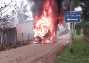 ÔNIBUS PEGA FOGO APÓS PROVÁVEL PANE ELÉTRICA NA PRAIA SANTA HELENA, EM TORRES