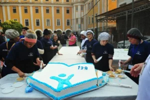Pão dos Pobres canta parabéns e oferece bolo gigante à comunidade em comemoração aos seus 129 anos
