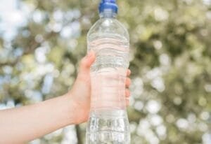 Beber água em garrafinha de plástico aumenta pressão arterial; diz estudo