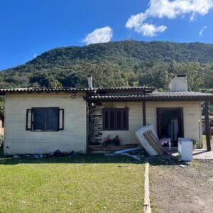 Incêndio destrói parcialmente casa no Bairro Laranjeiras em Osório, e provoca evacuação de baile na mesma noite